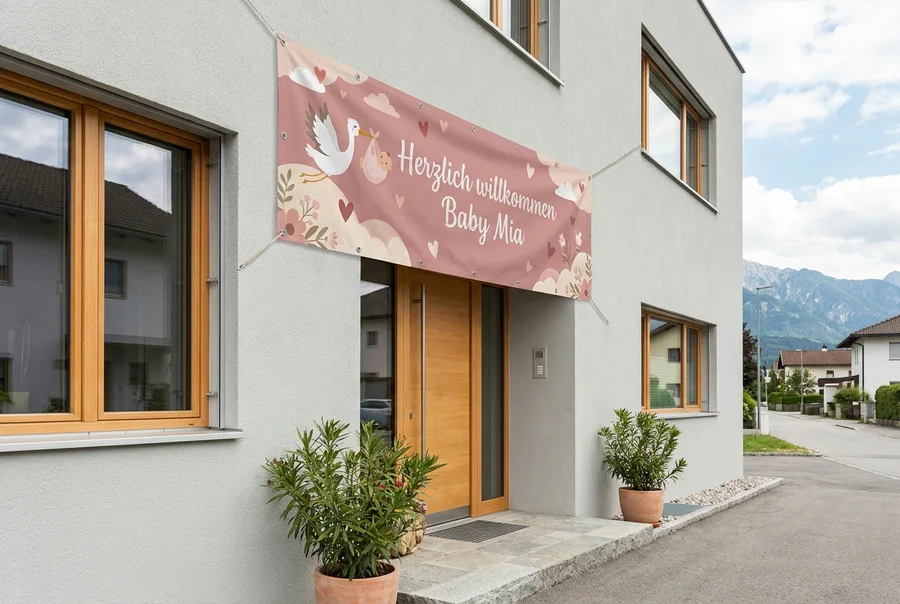 Babybanner mit Storch und Mädchenname an Hauseingang
