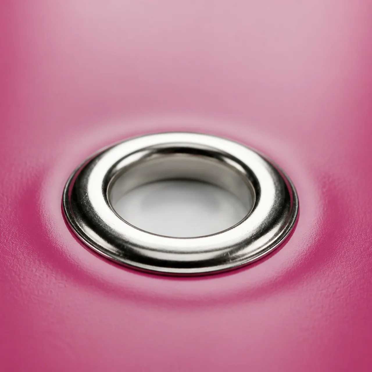 Silberne, vernickelte Ösen Detail
